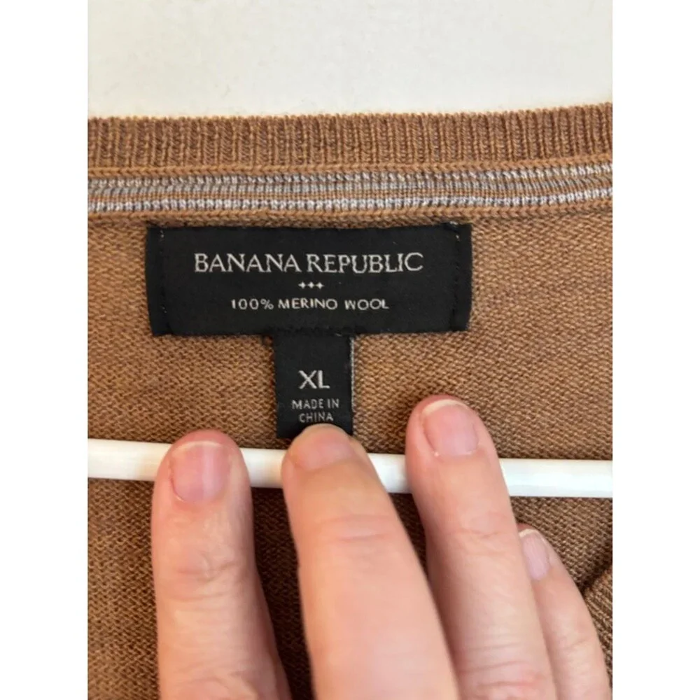 Banana Republic Men's 100% merino wool V-Neck knit  Sweater Light Brown XL EUC
